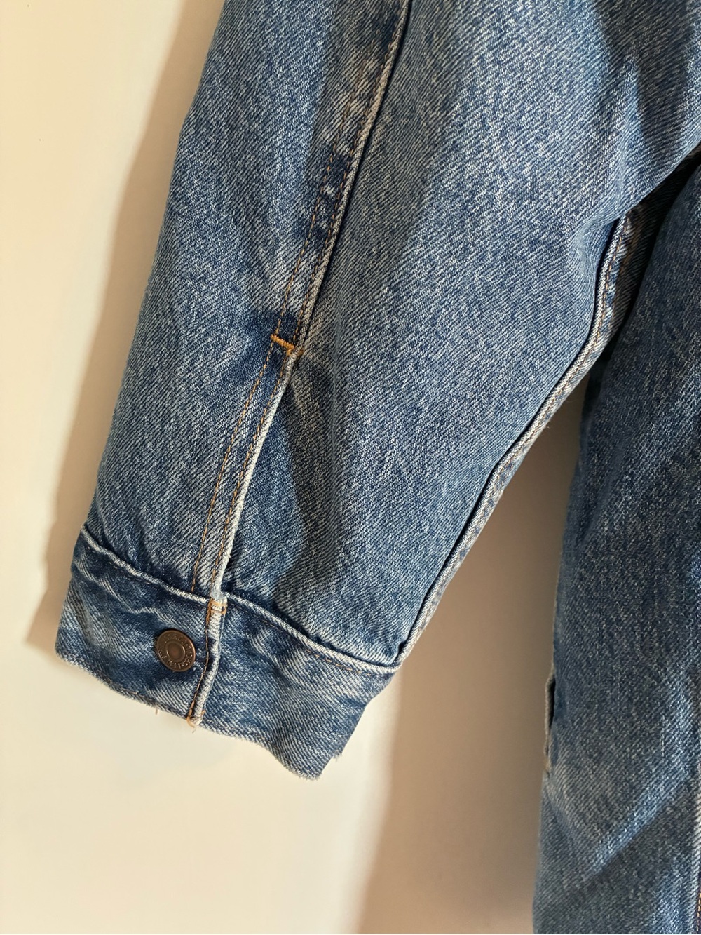 Levi's Premium Lengthened Sherpa Lined Denim Trucker Jacket - Picture 12 of 12